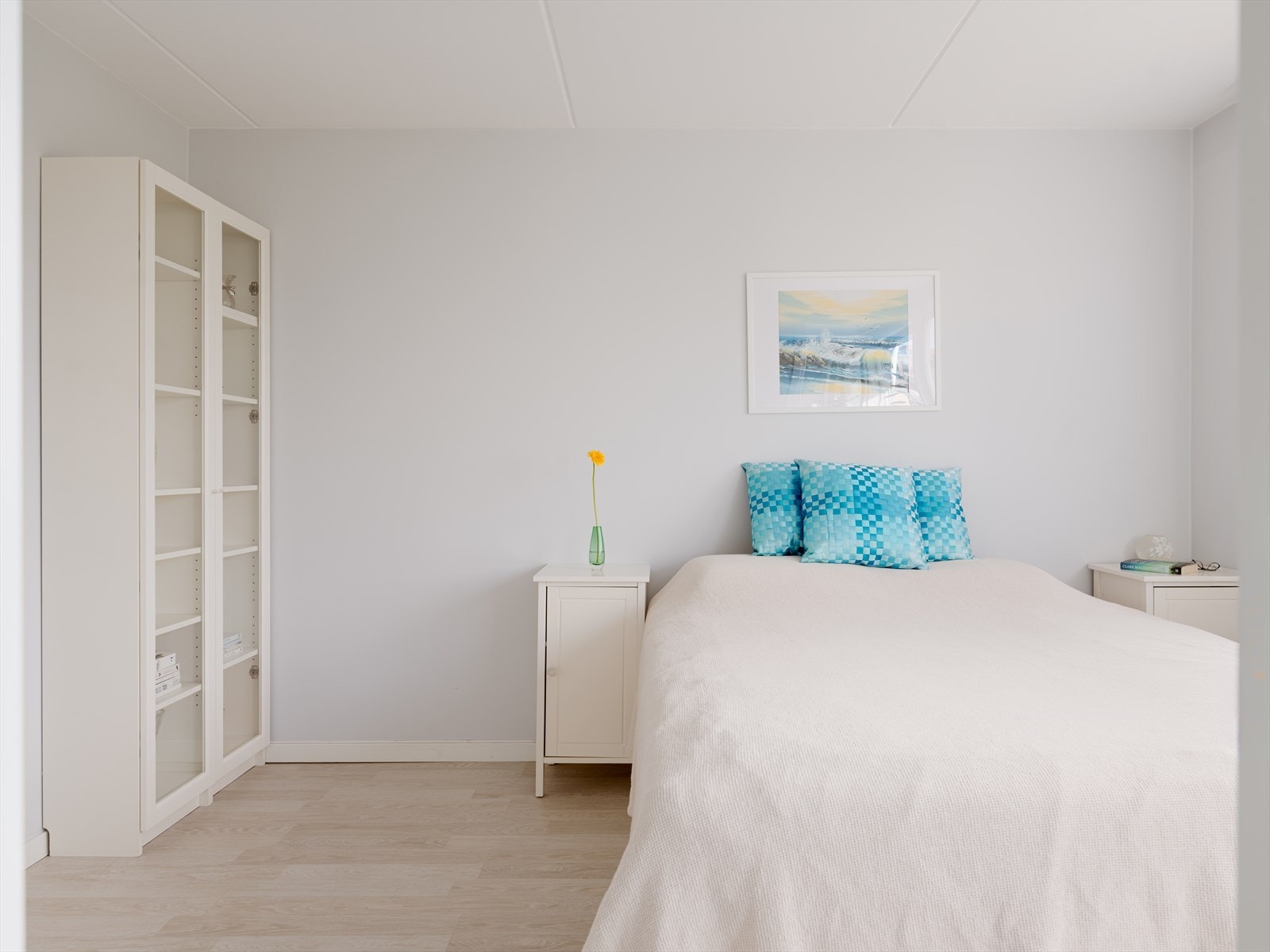 Hovedsoverommet har god plass til dobbeltseng, nattbord og garderobe. Galleribilde