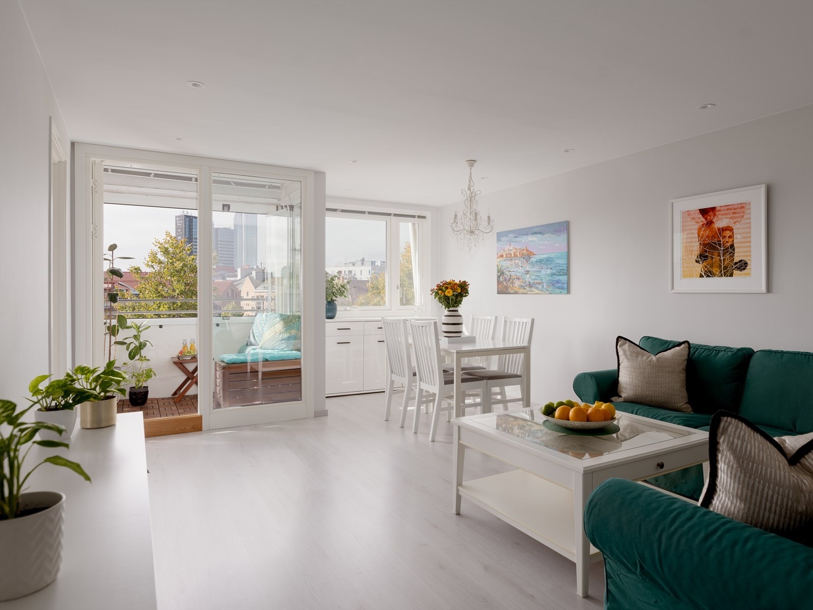 Innvendig møtes du av en åpen, luftig atmosfære og moderne preg. Galleribilde