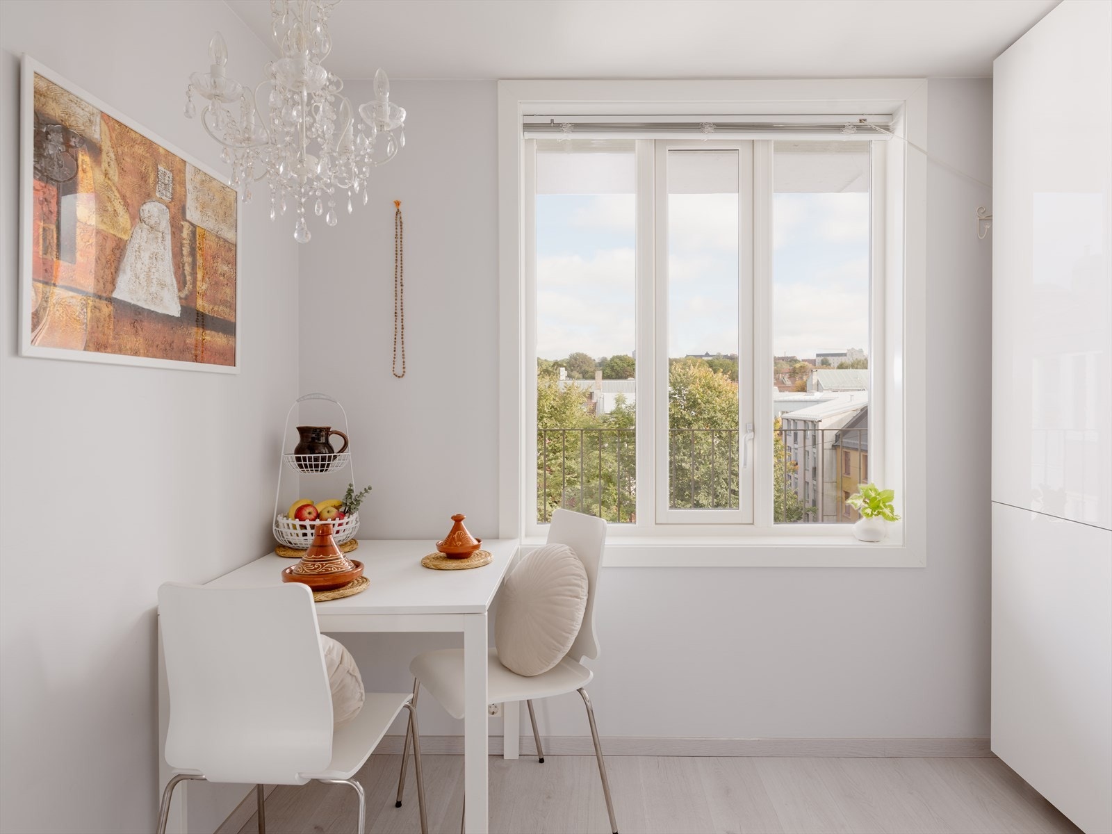 Den store vindusflaten med flott utsyn gir kjøkkenet en herlig romfølelse. Galleribilde