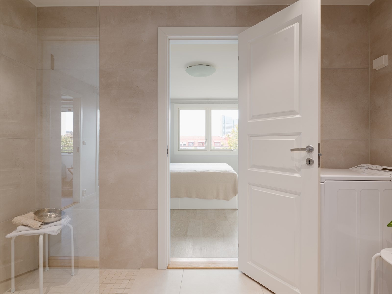 Sitat selger: "Jeg kommer til å savne og kunne stå opp og gå rett på badet. Hotellfølelsen av luksus er herlig om morgenen". Galleribilde