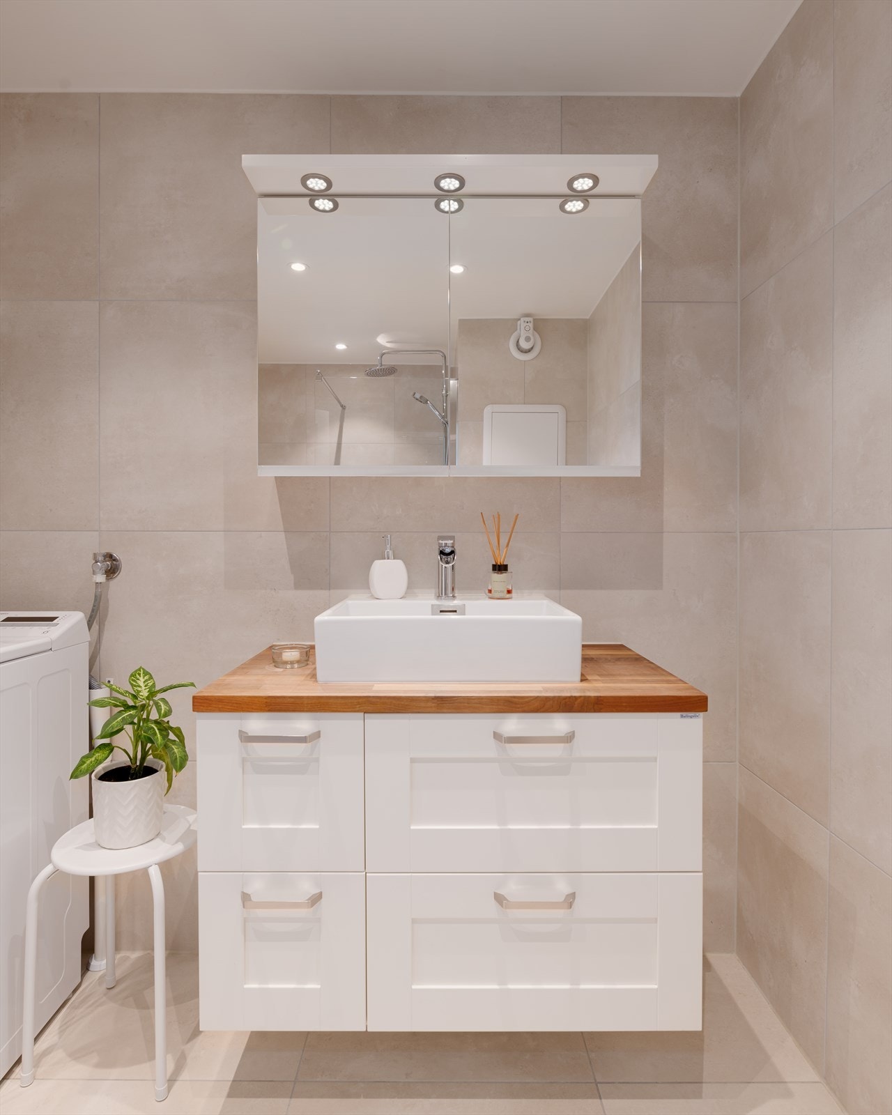 Servantinnredningen har rikelig med skap og benkeplass som gir god oppbevaringsplass. Galleribilde