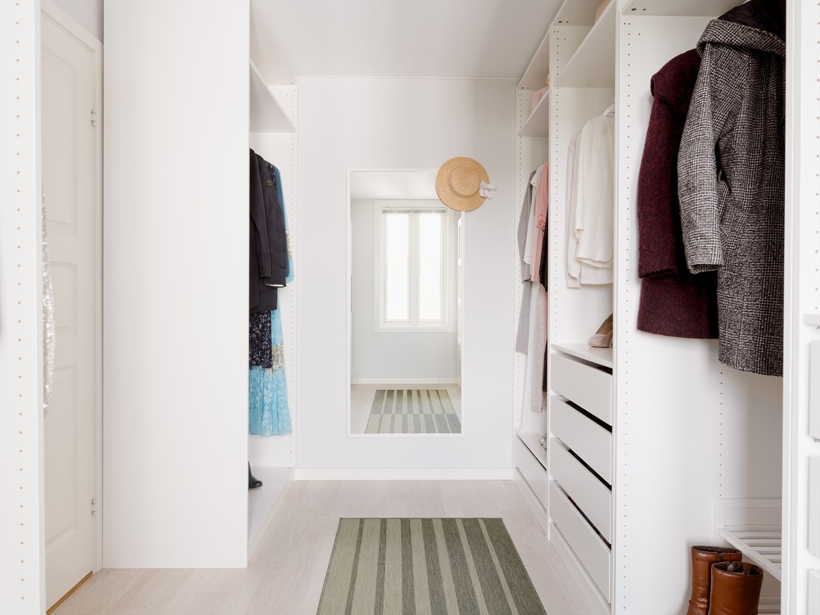 Boligens vinduer og balkongdør er fra 2018. Galleribilde