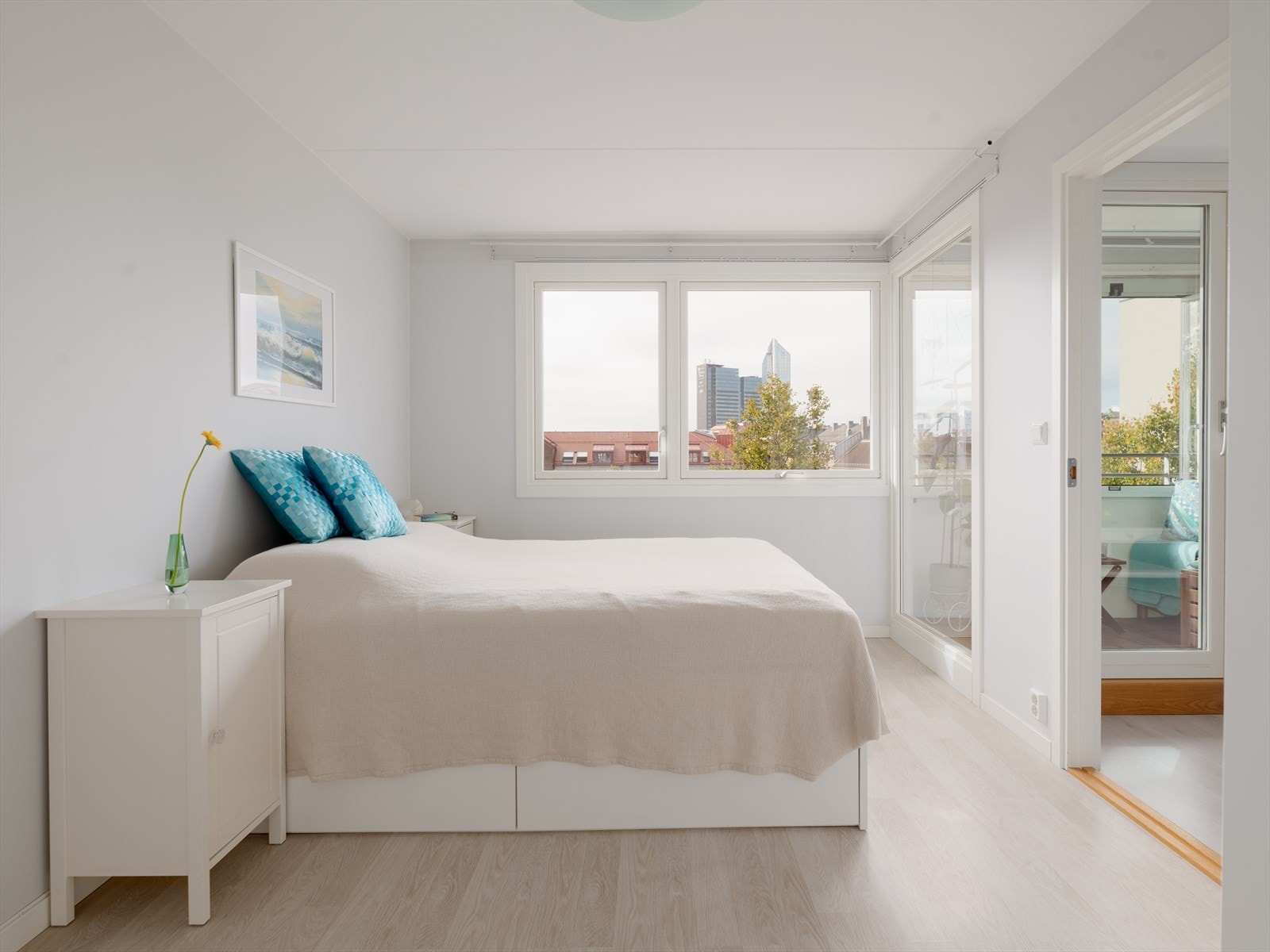 Store vindusflater på hver side av balkongen setter et unikt preg på leiligheten. Galleribilde