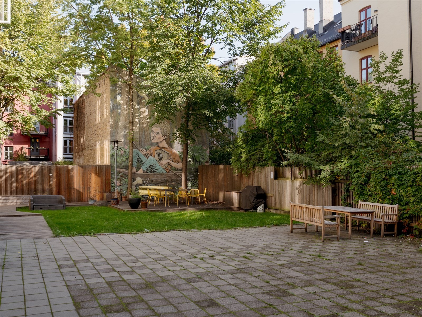 Sameiet har en skjermet og pent opparbeidet bakgård med plen, platting og flere sittegrupper. Galleribilde