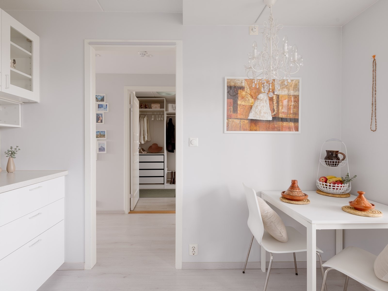 Kjøkkenets størrelse gir god plass til egen spisegruppe - her kan frokosten nytes. Galleribilde