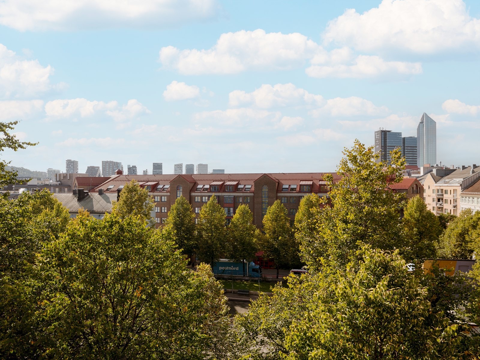 Den innglassede balkongen kan brukes store deler av året og gir en ekstra sone for hygge og avslapning. Galleribilde
