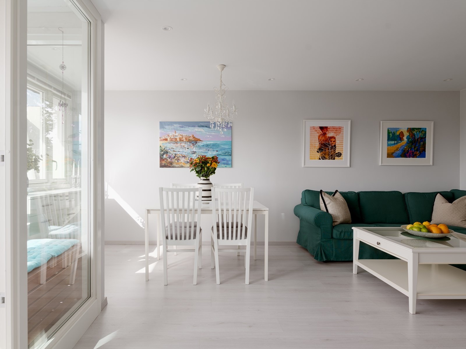 Stuen er godt tilpasset sosialt liv, og gir god plass til både sofakrok og spisebord. Galleribilde