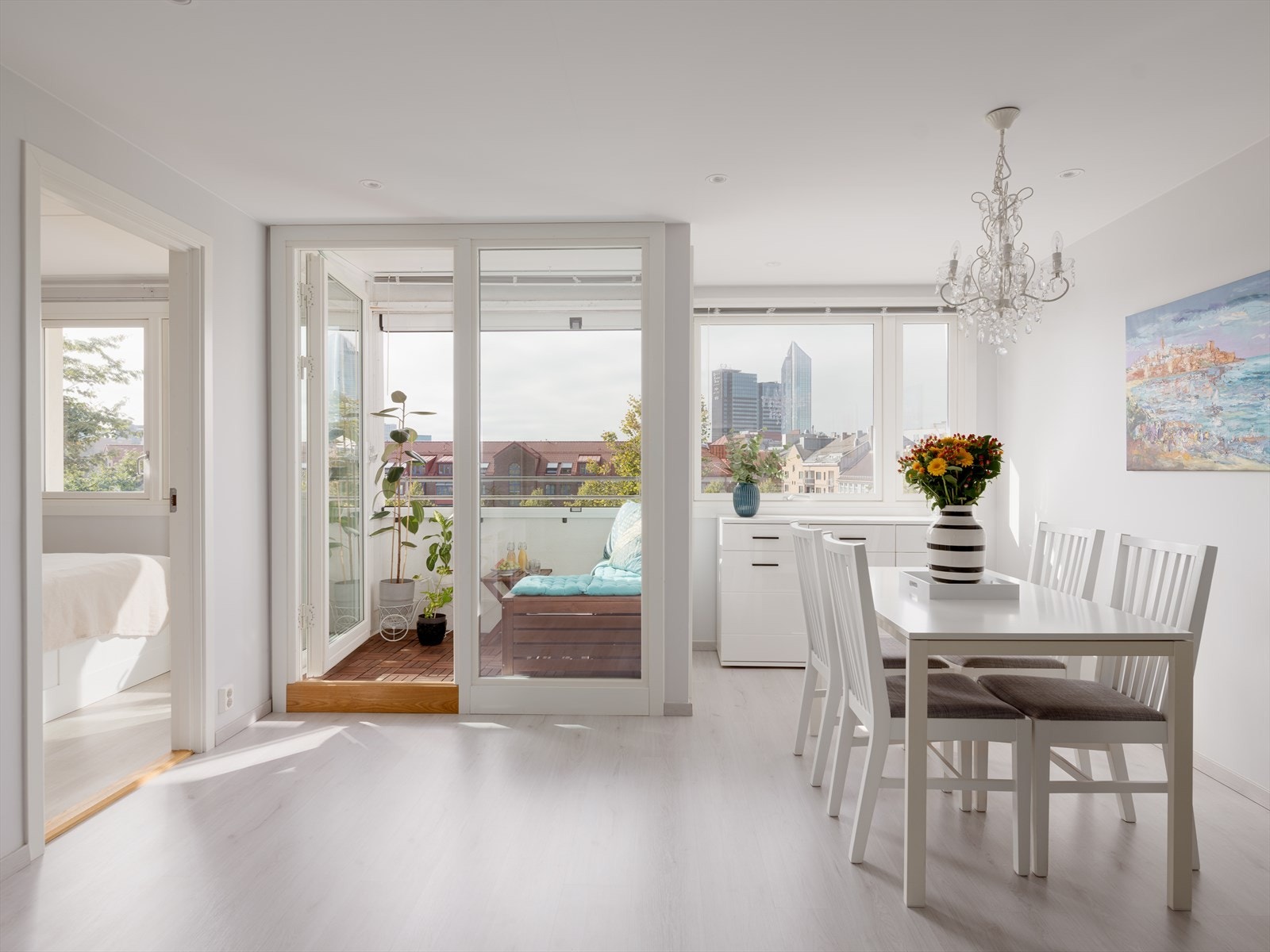 Beliggenheten i 6.etg med nydelig utsikt og masse lysinnslipp gjør dette til en herlig perle av en leilighet. Galleribilde