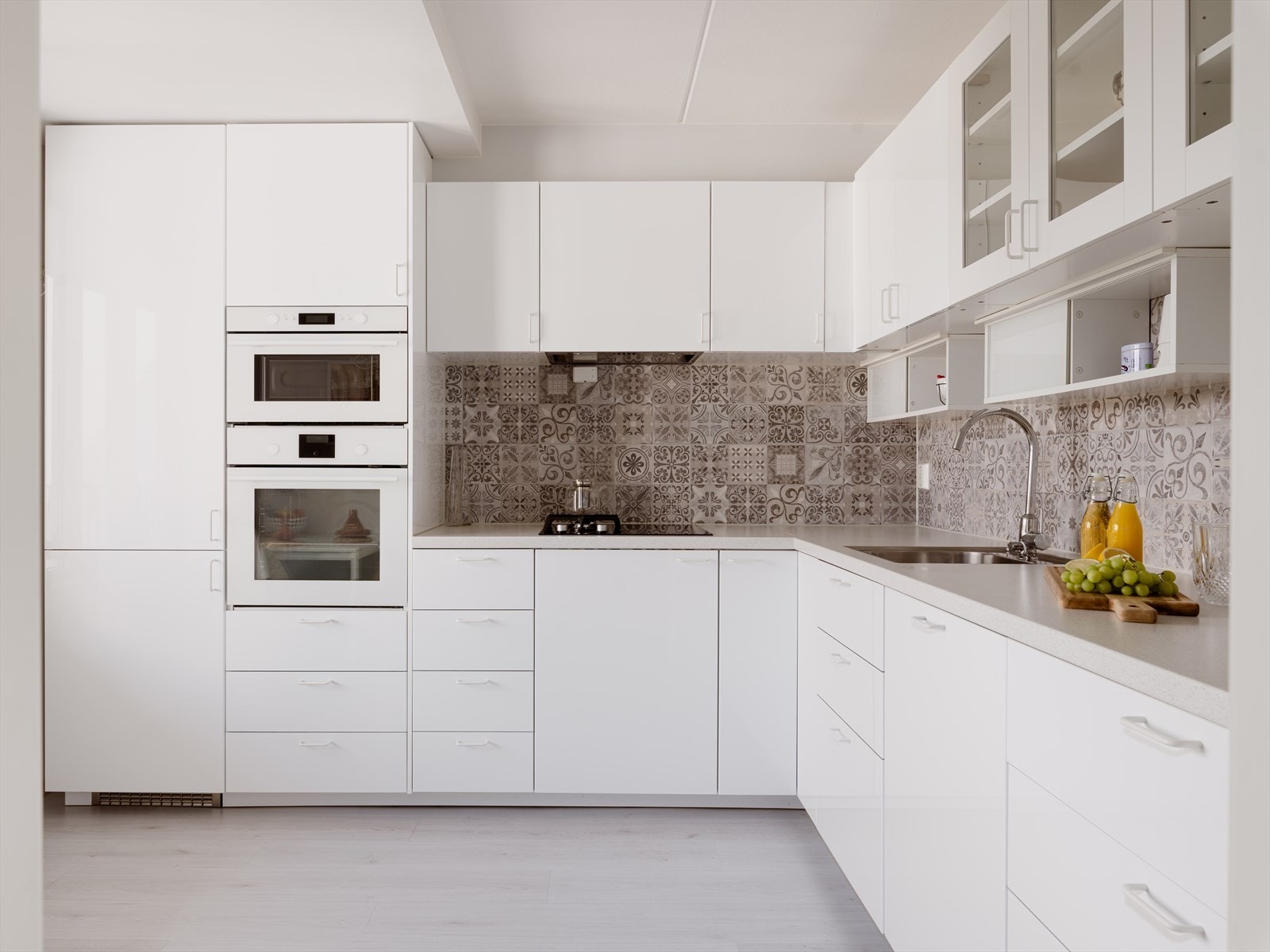 Romslig og lyst seperat kjøkken fra 2016 med IKEA-innredning. Galleribilde