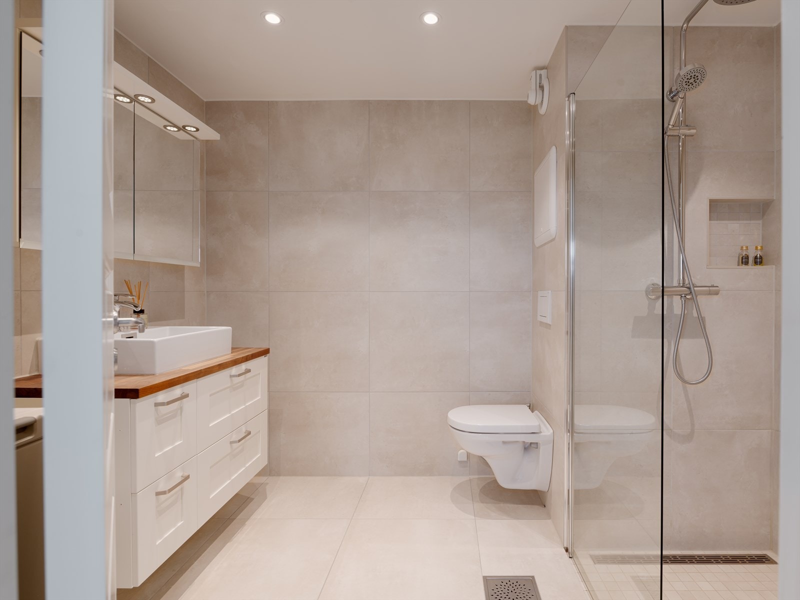 Lekkert flislagt baderom fra 2016 med varmekabler i gulv. Galleribilde