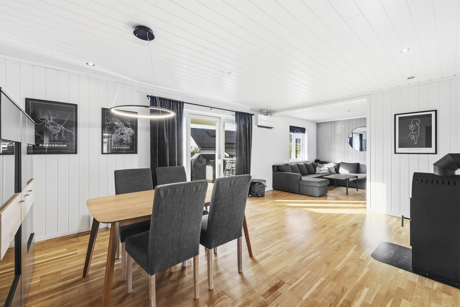 Stuen tilbyr god møbleringsfrihet og har plass til både sofagruppe og spisegruppe Galleribilde