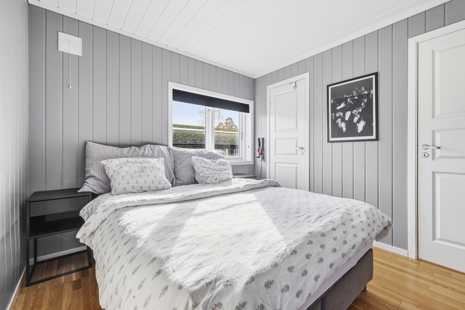 Fra hovedsoverommet er det inngang til walk-in closet Galleribilde