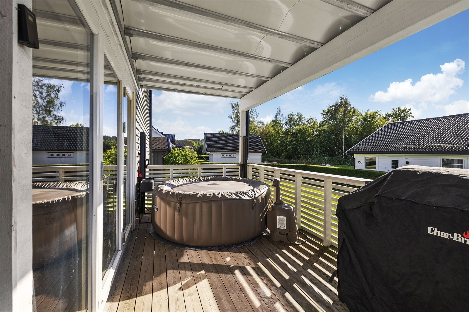 Solrik og overbygget balkong Galleribilde