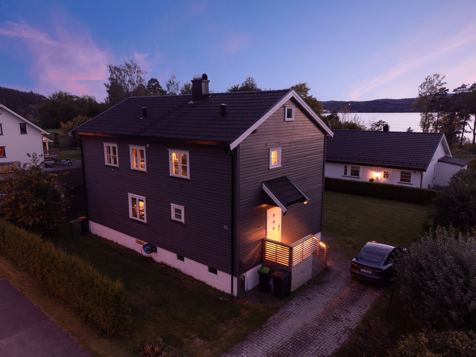 Lys og tiltalende halvpart av horisontaldelt tomannsbolig i 1.etg Galleribilde