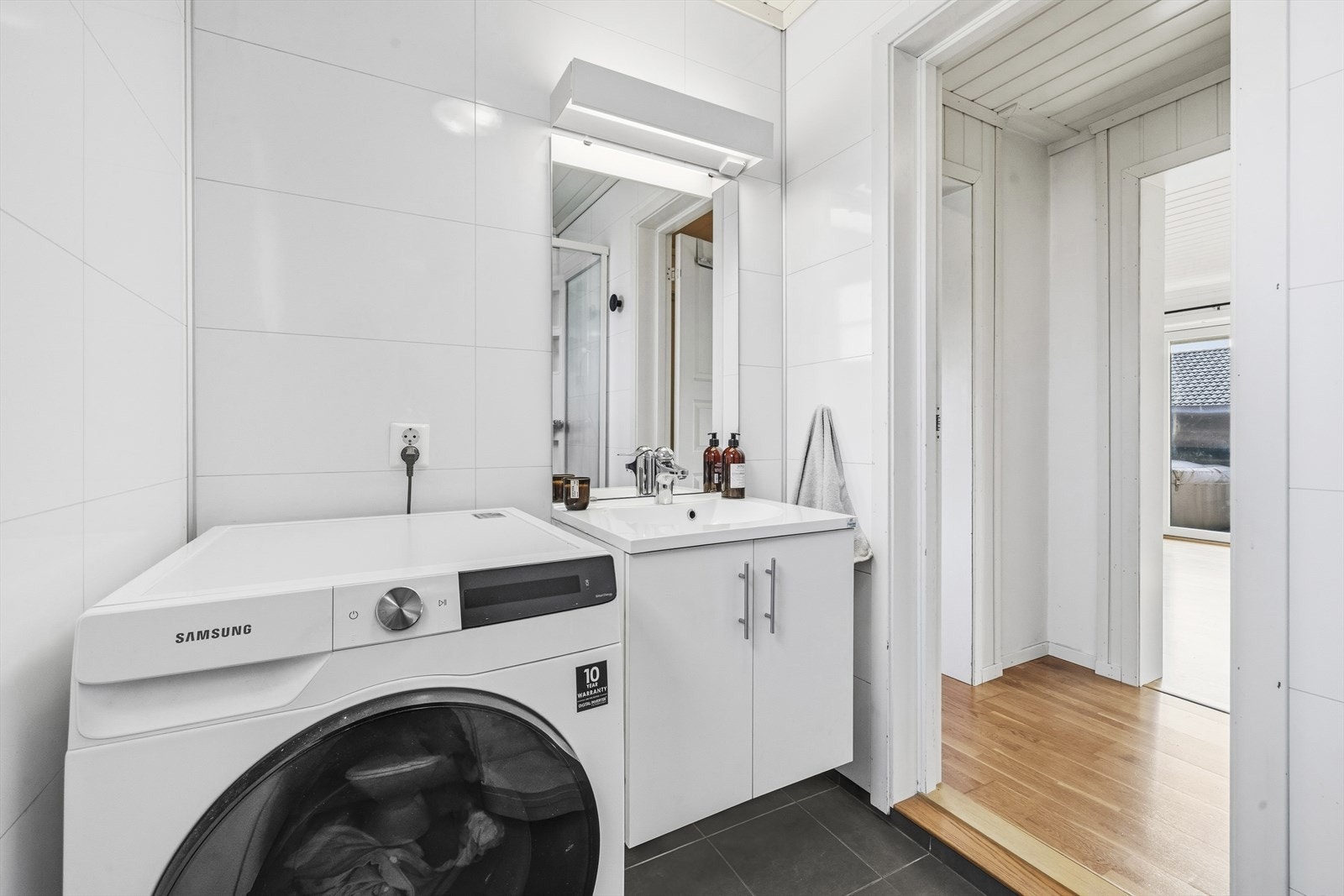 Lyst baderom med flislagt gulv med varmekabler Galleribilde