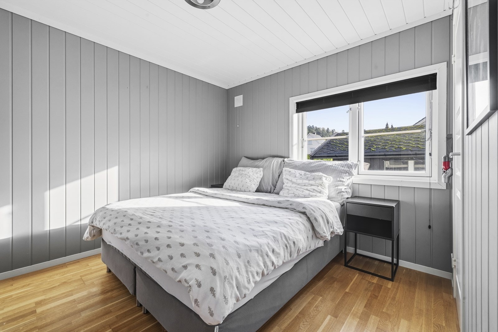 Hovedsoverommet har god plass til dobbeltseng, nattbord og annet mindre soveromsmøblement Galleribilde