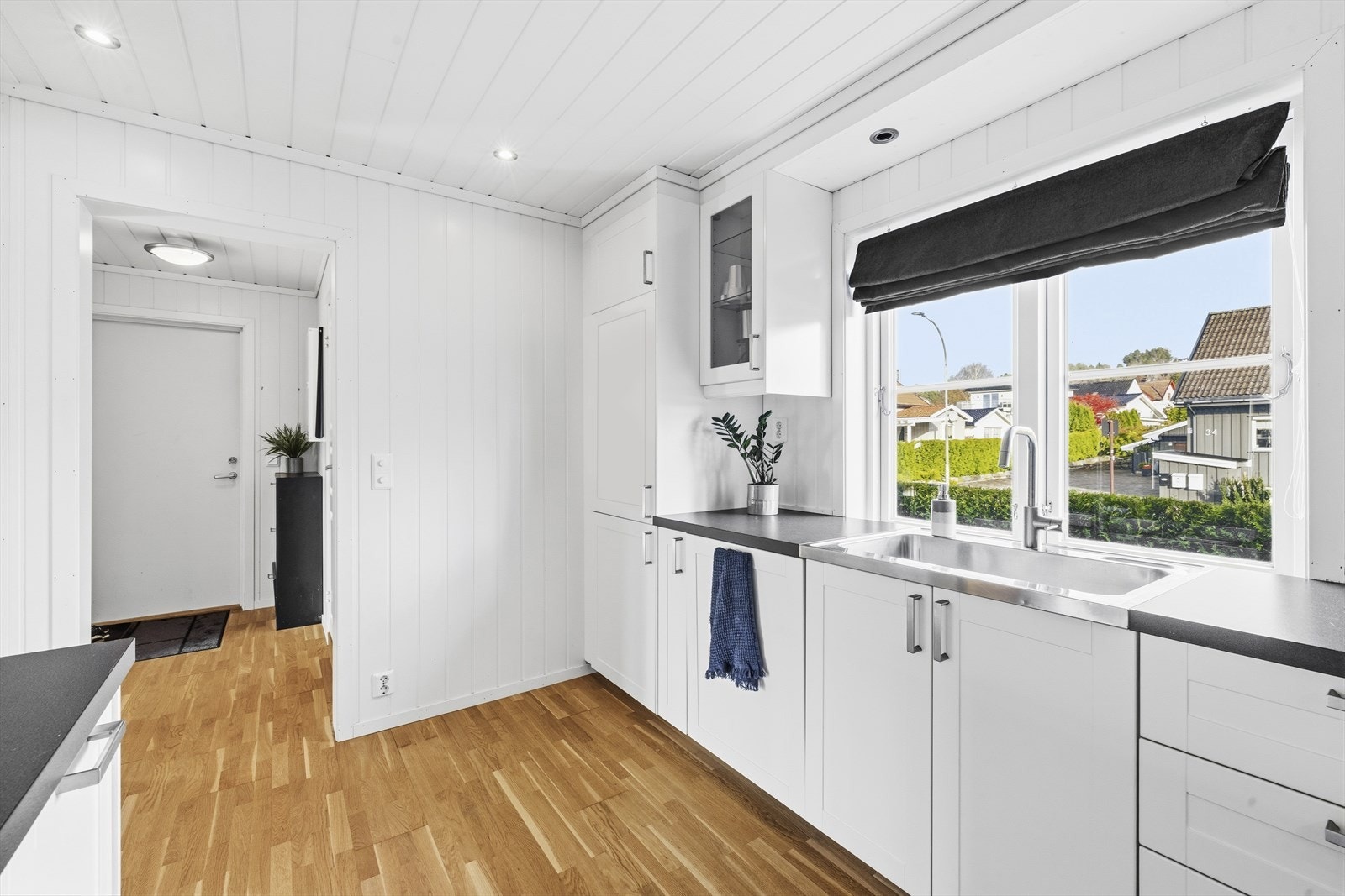 Kjøkkenet tilbyr godt med skap- og benkeplass Galleribilde