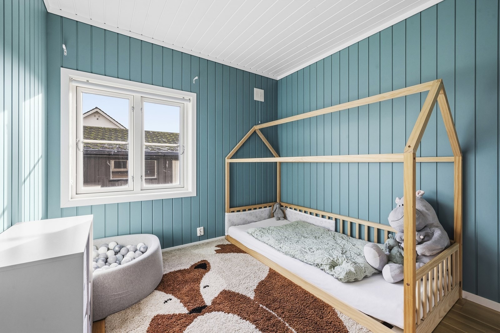 Soverom 2 er også av god størrelse med plass til dobbeltseng, nattbord og garderobeløsning Galleribilde