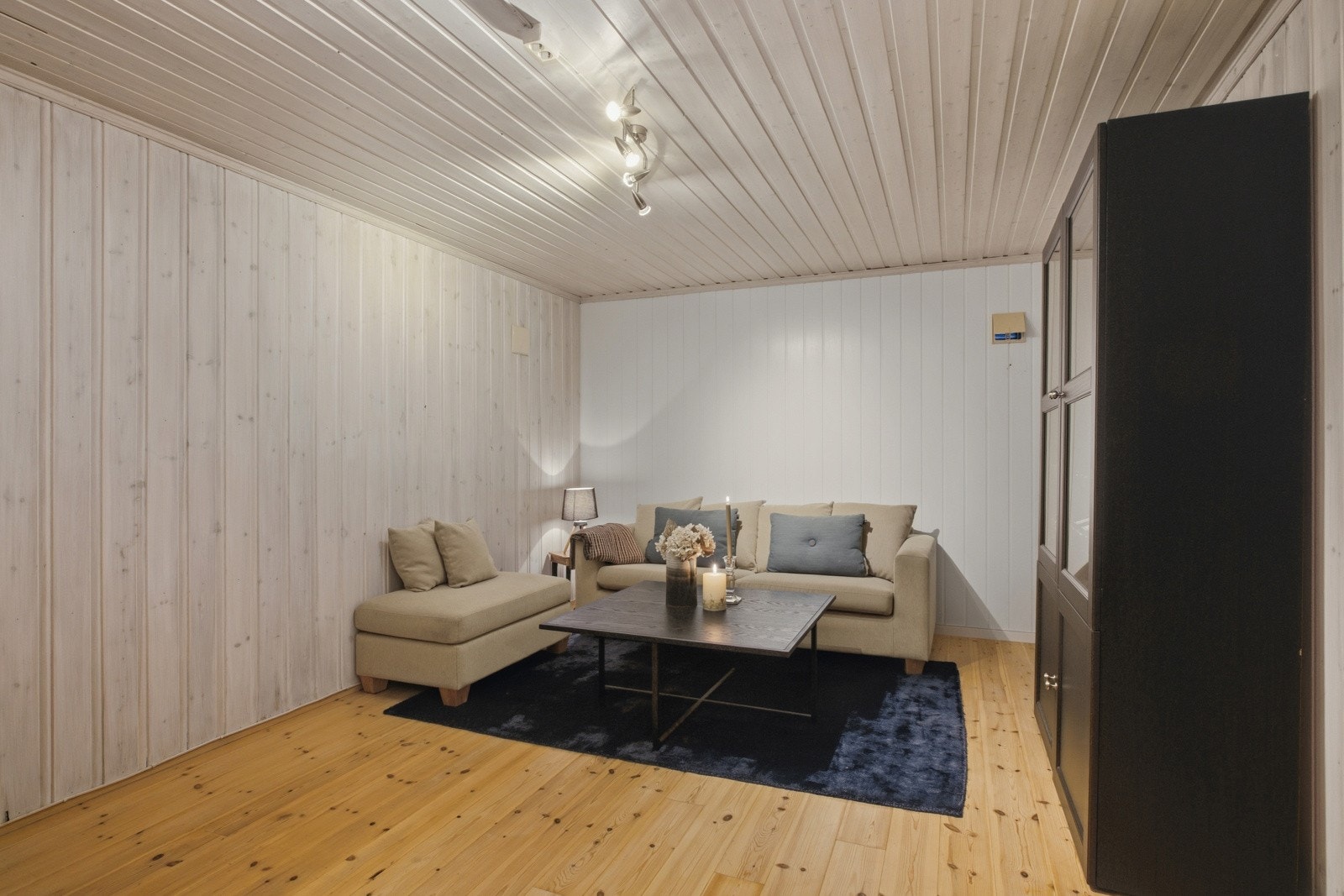 Innredet rom i u.etg, benyttet som ekstra stue. Galleribilde