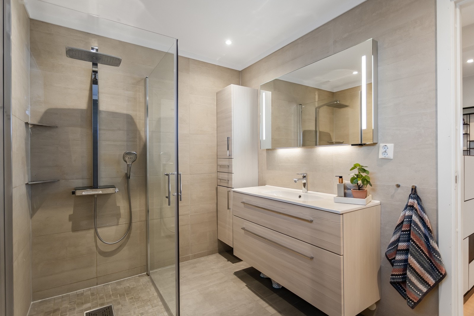 Lekkert bad fra 2016, rett ved soverommene i 1. etasje. Galleribilde