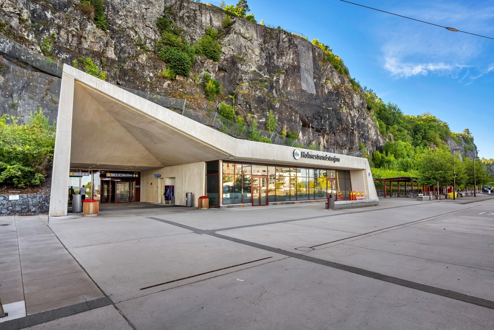 Holmestrand stasjon med hyppige togavganger. Galleribilde