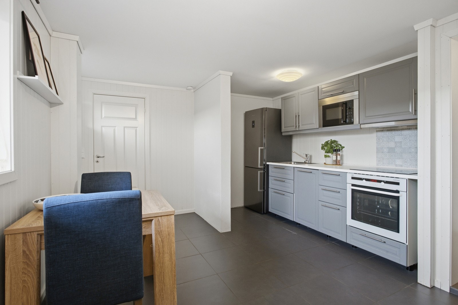 Hybyelen har stue og kjøkken i åpen løsning. Galleribilde