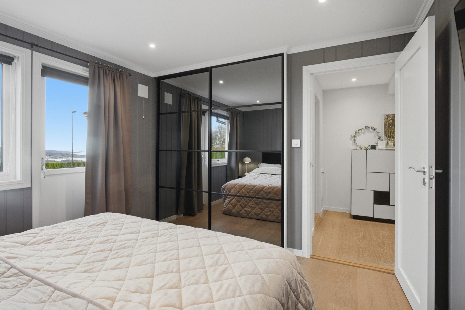 Rommet er innredet med gardeobeskap, og det er utgang til egen balkong. Galleribilde