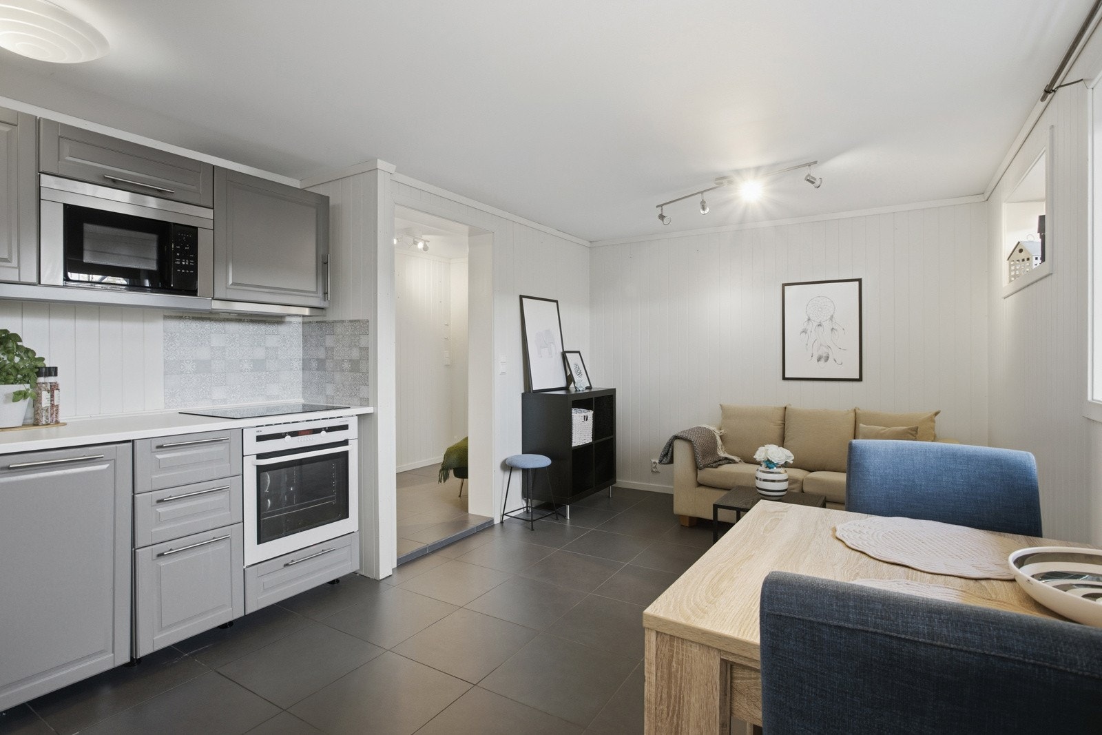 I deler av underetasjen er det etablert hybel. Ikke omsøkt og godkjent for varig opphold. Galleribilde