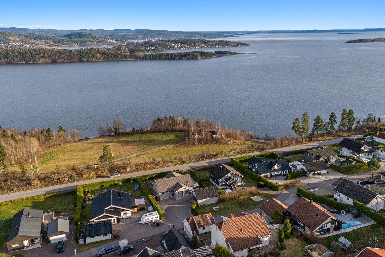 Eiendommen ligger vendt mot fjorden med flott sjøutsikt. Galleribilde