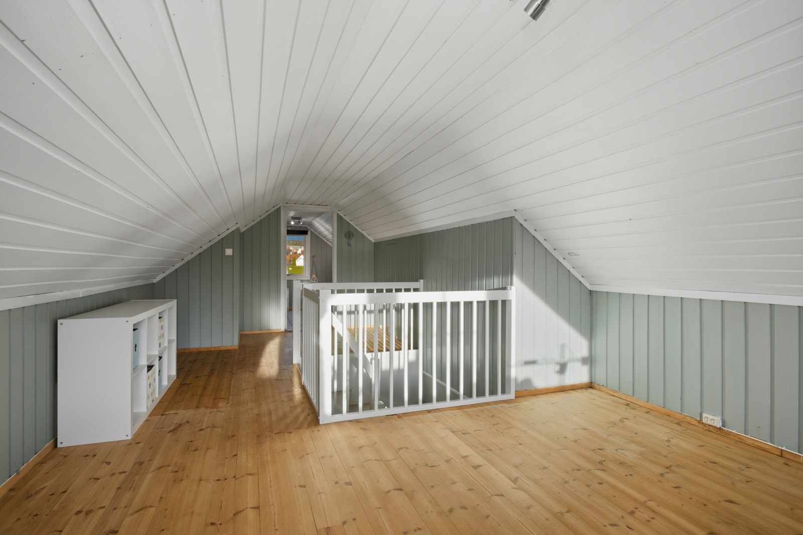 Loftet består av innredet rom og rom benyttet som soverom. Loftet er ikke bruksendret eller godkjent for varig opphold. Galleribilde
