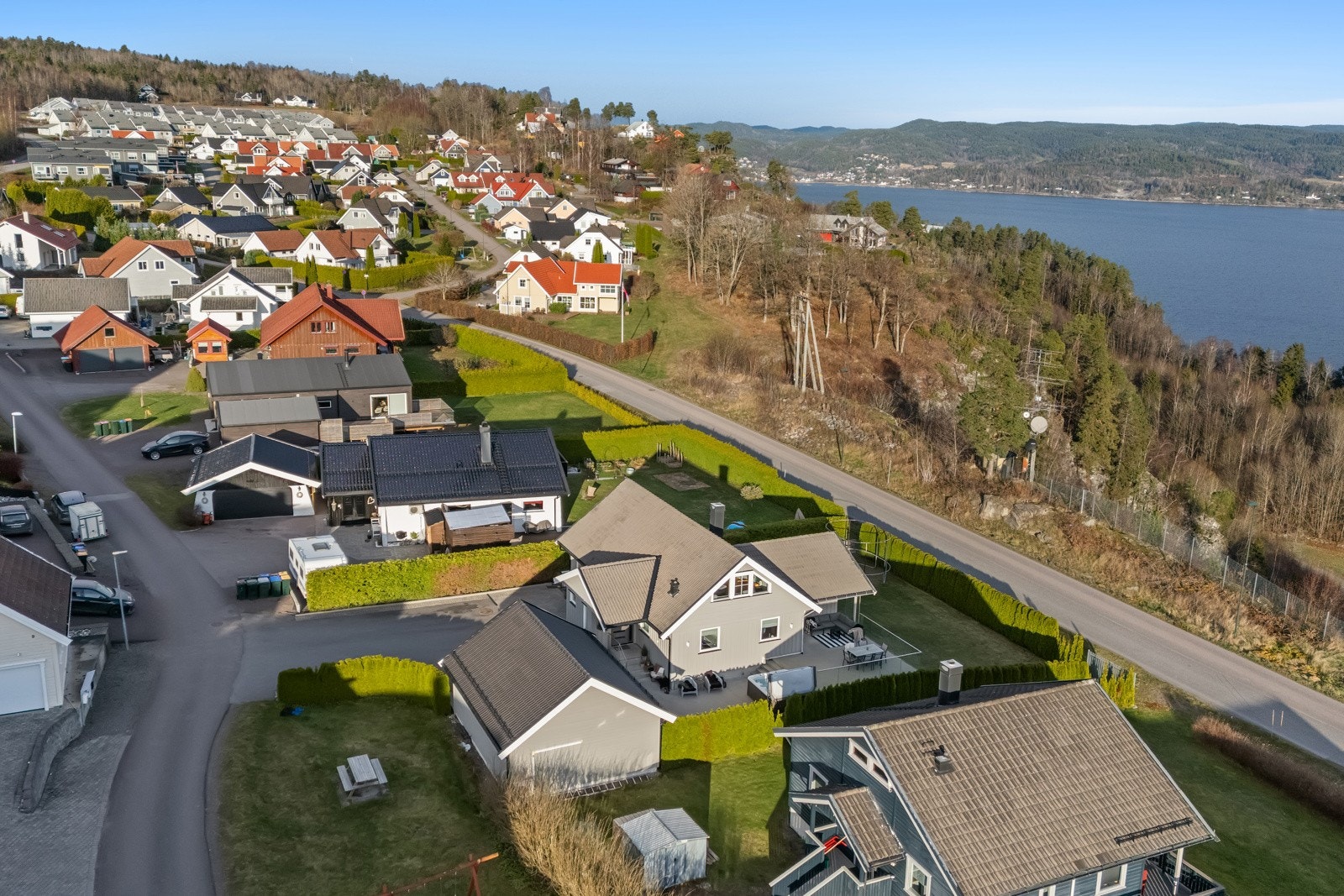 Boligen ligger i et attraktivt og barnevennlig nabolag med gode oppvekstvilkår for barna, og kort vei til ny barneskole og barnehage. Galleribilde