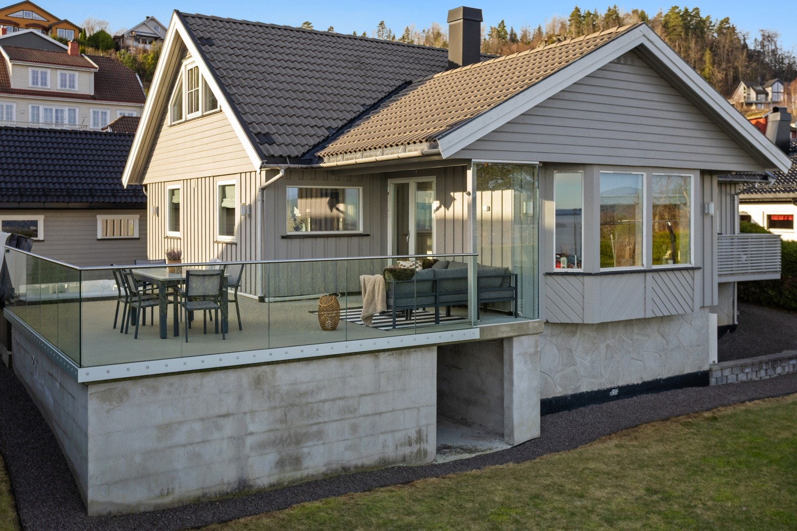 Boligen har usjenert tomt og uteplass med mye sol. Galleribilde