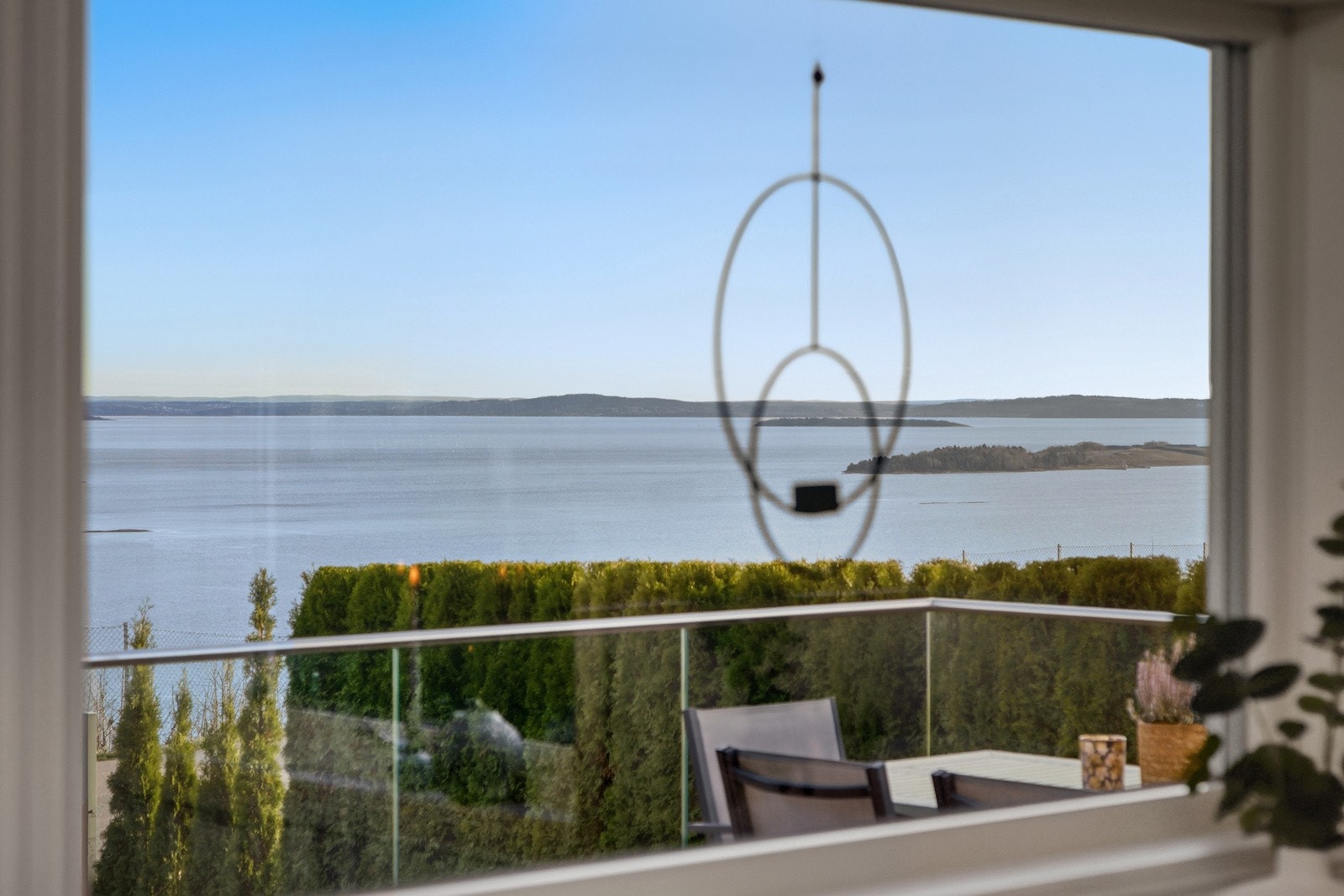 Boligen har fin plassering i et attraktivt og barnevennlig nabolag, med panormarautsikt over fjorden. Galleribilde