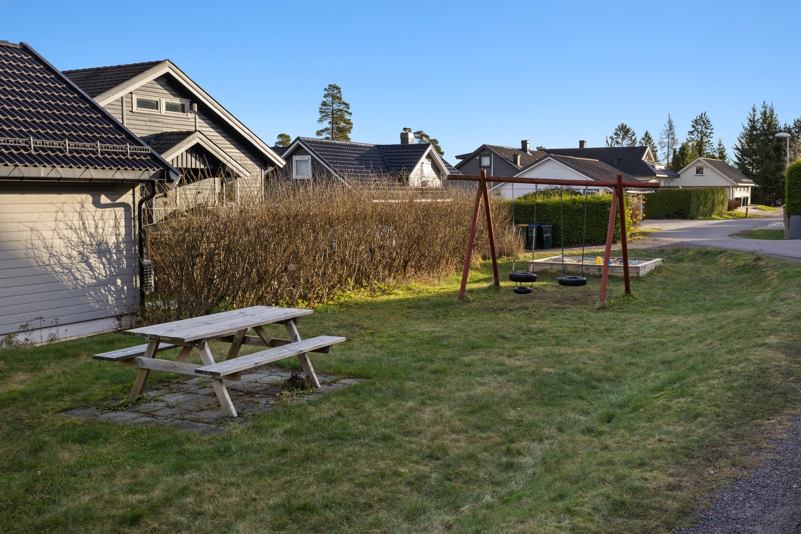 Det er felles lekeplass rett bak garasjen. Galleribilde