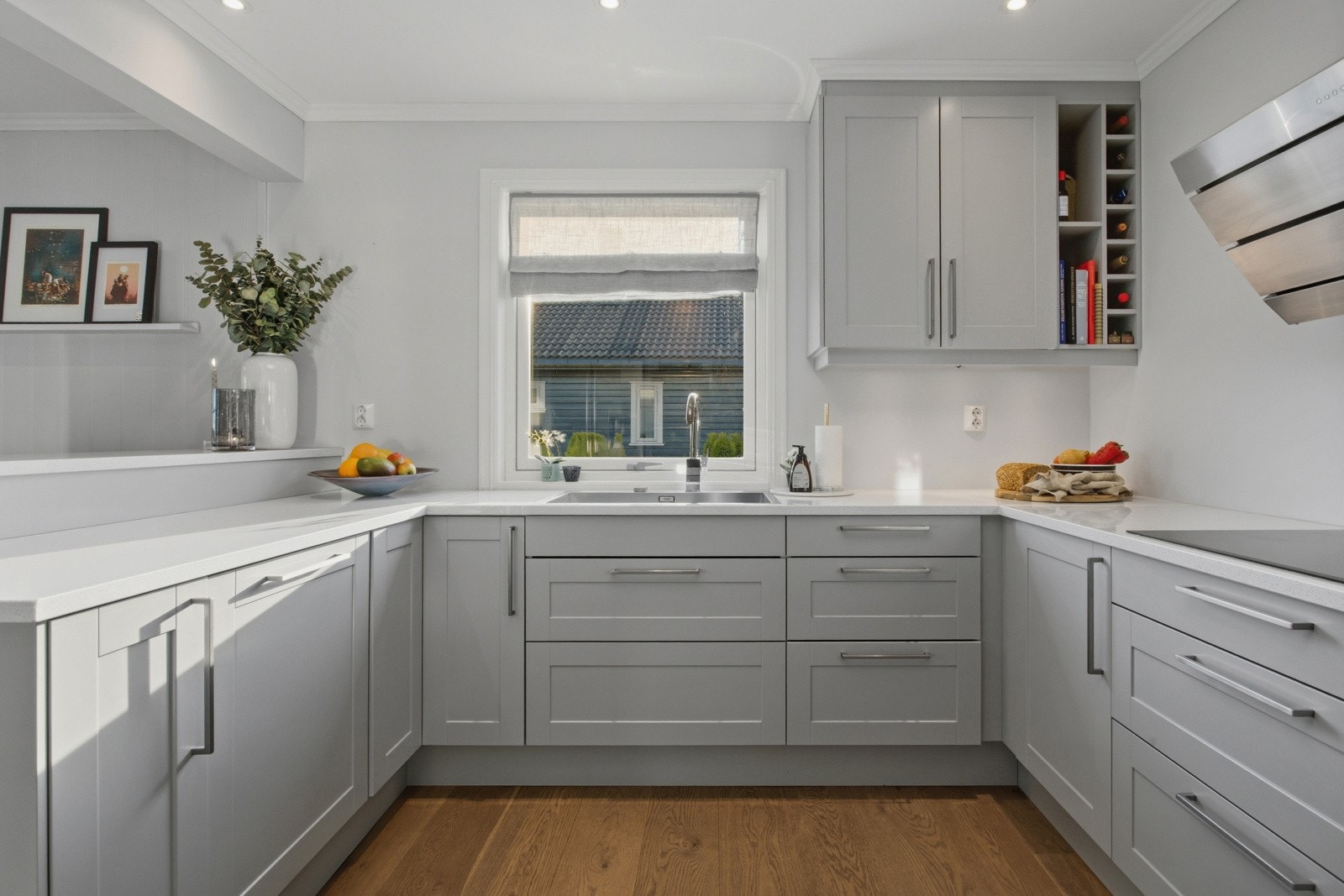 Flott kjøkken fra 2016 med klassisk stil, god skap- og benkeplass, og benkeplate i stein. Galleribilde