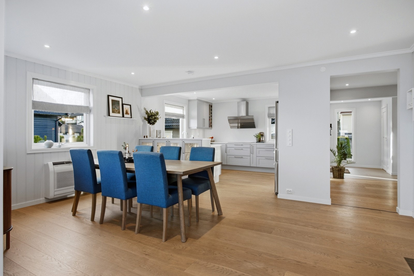 Det er utstrakt bruk av downlights i huset og gulvet er dekket med parkett i oppholdsrom. Galleribilde