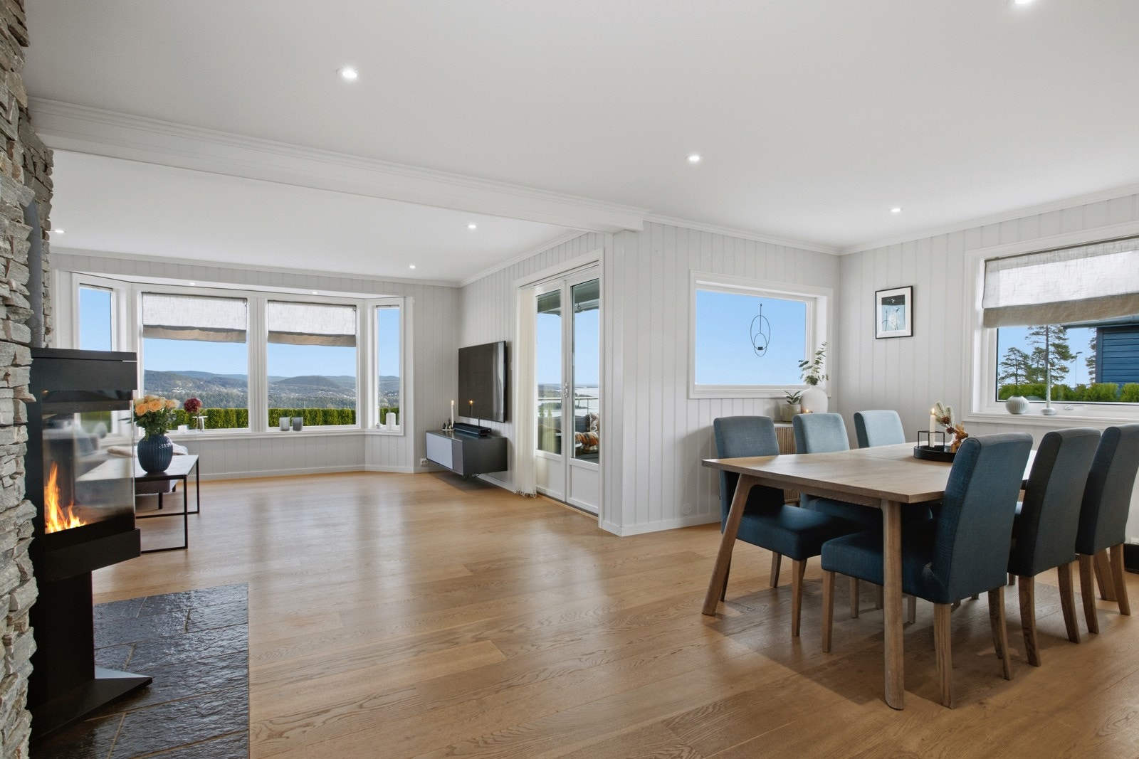 Stort allrom med stue, spisestue og kjøkken i åpen løsning. Galleribilde