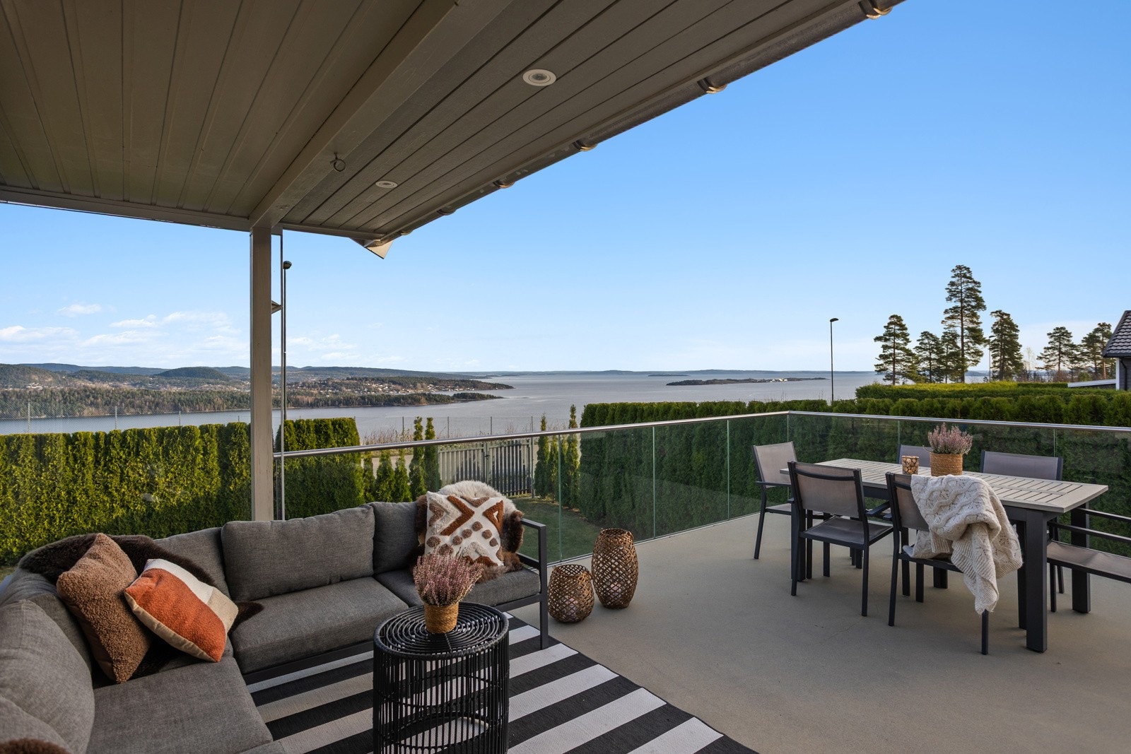 Her kan du nyte lange sommerkvelder med hele familien. Det er god plass til møblement og grill. Galleribilde