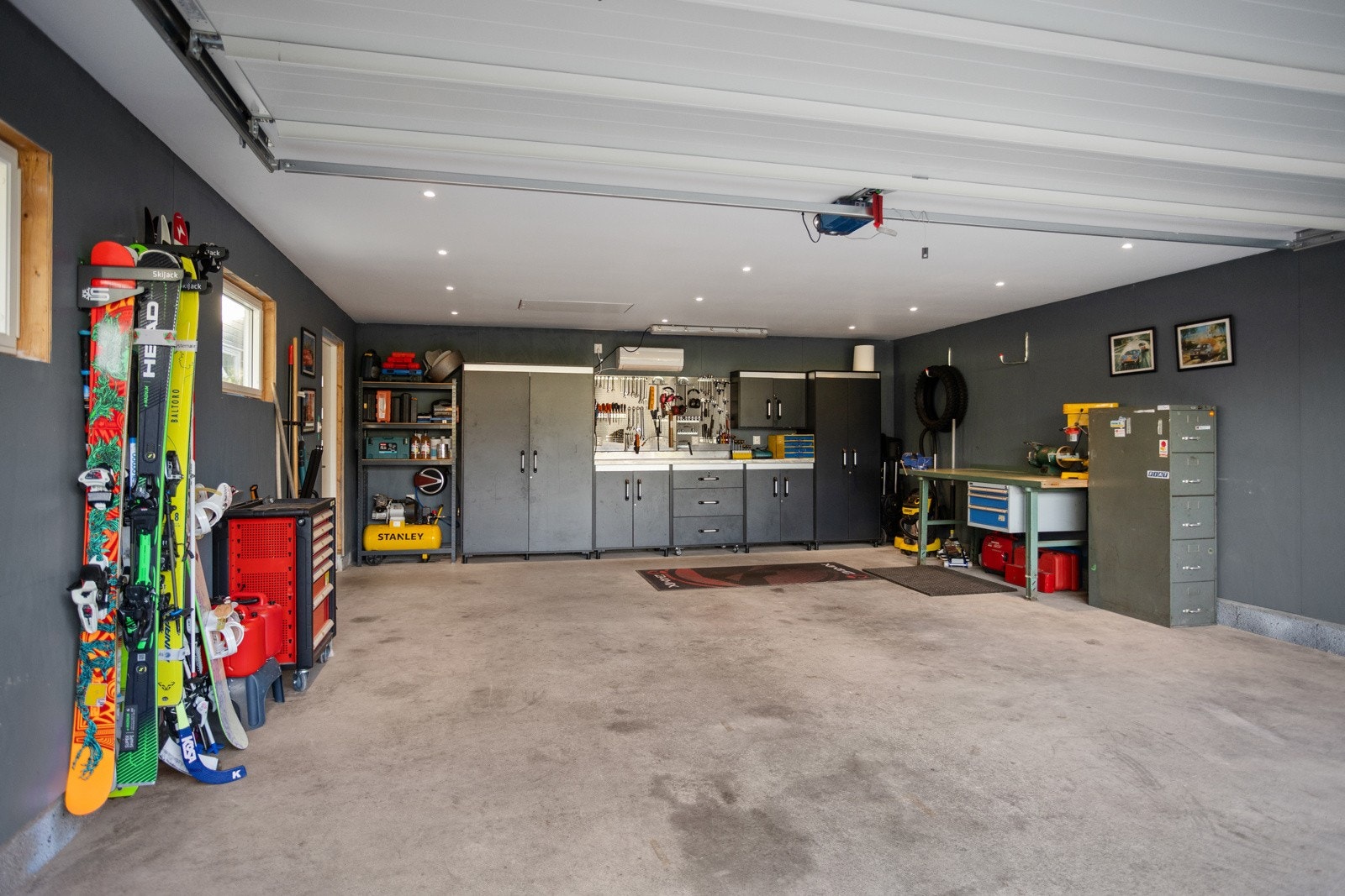 Dobbelgarsje på 47 kvm med elektrisk port og lagringsloft. Galleribilde