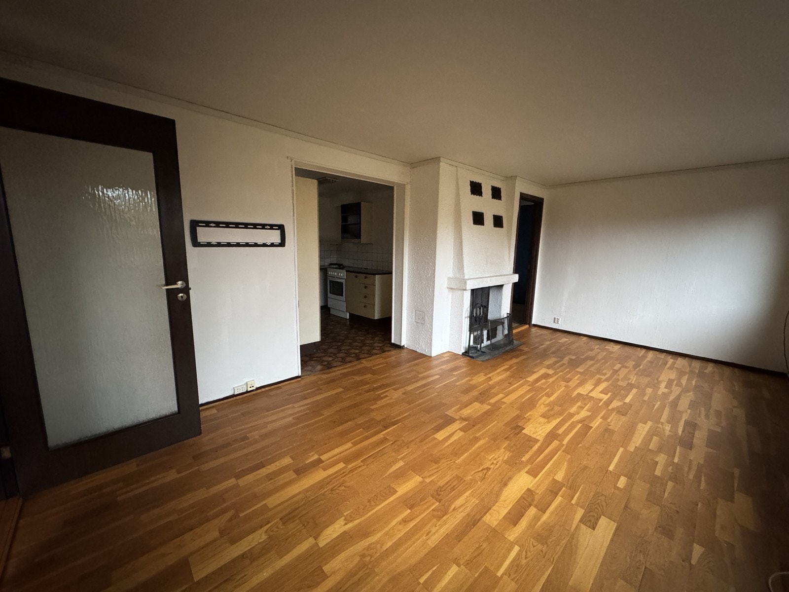 Stuen ligger i en delvis åpen løsning mot kjøkkenet. Galleribilde