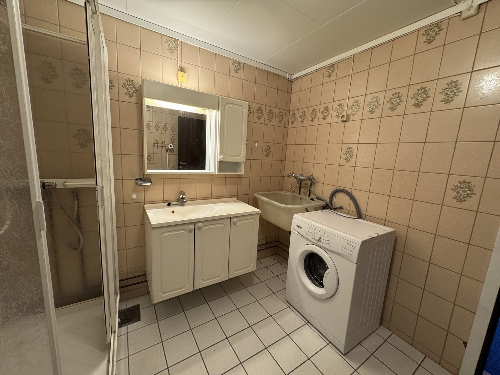 Pent flislagt bad med dusjhjørne, gulvvarme og opplegg for vaskemaskin. Galleribilde