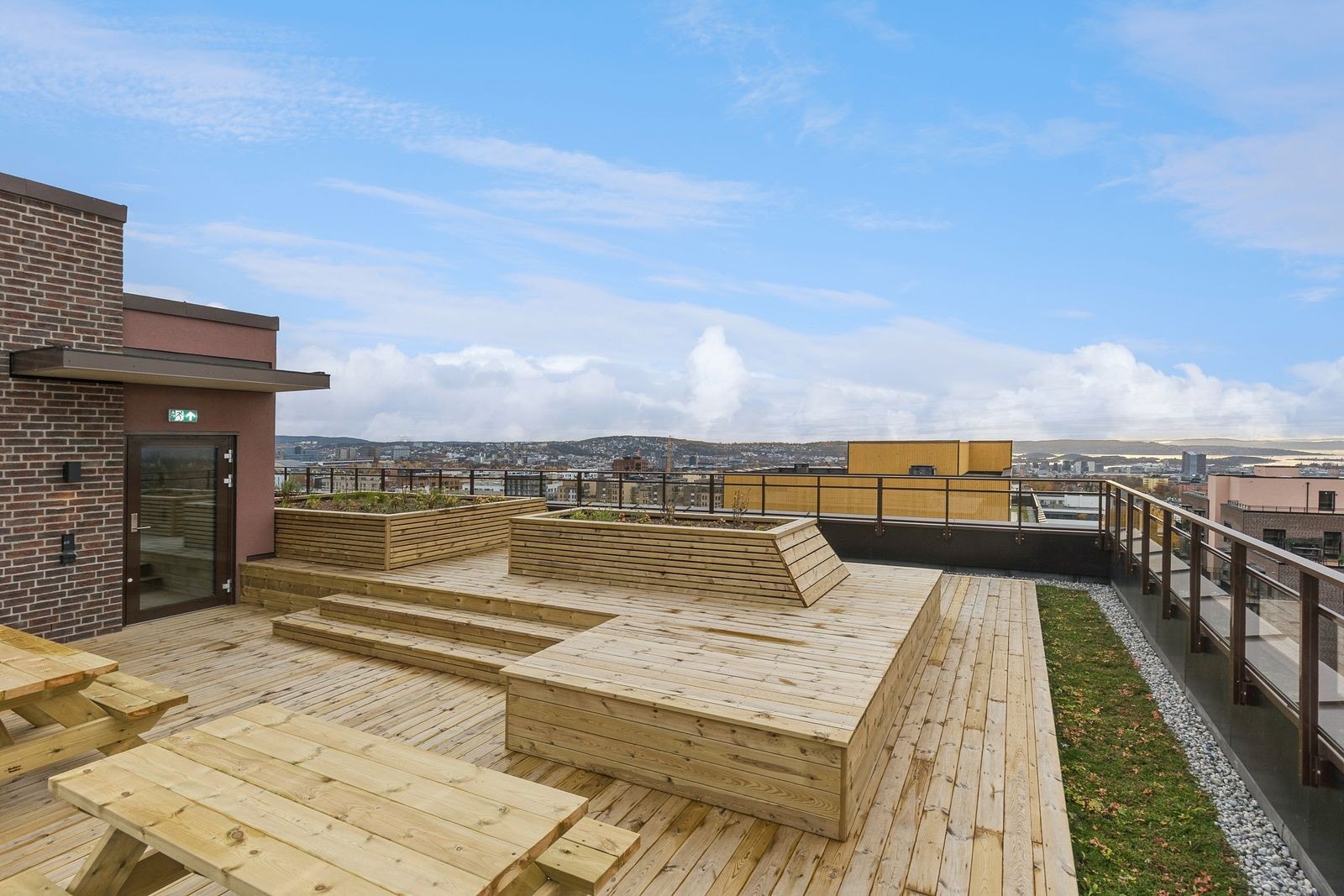 Felles takterrasse med eget utekjøkken og herlig utsikt over byen Galleribilde