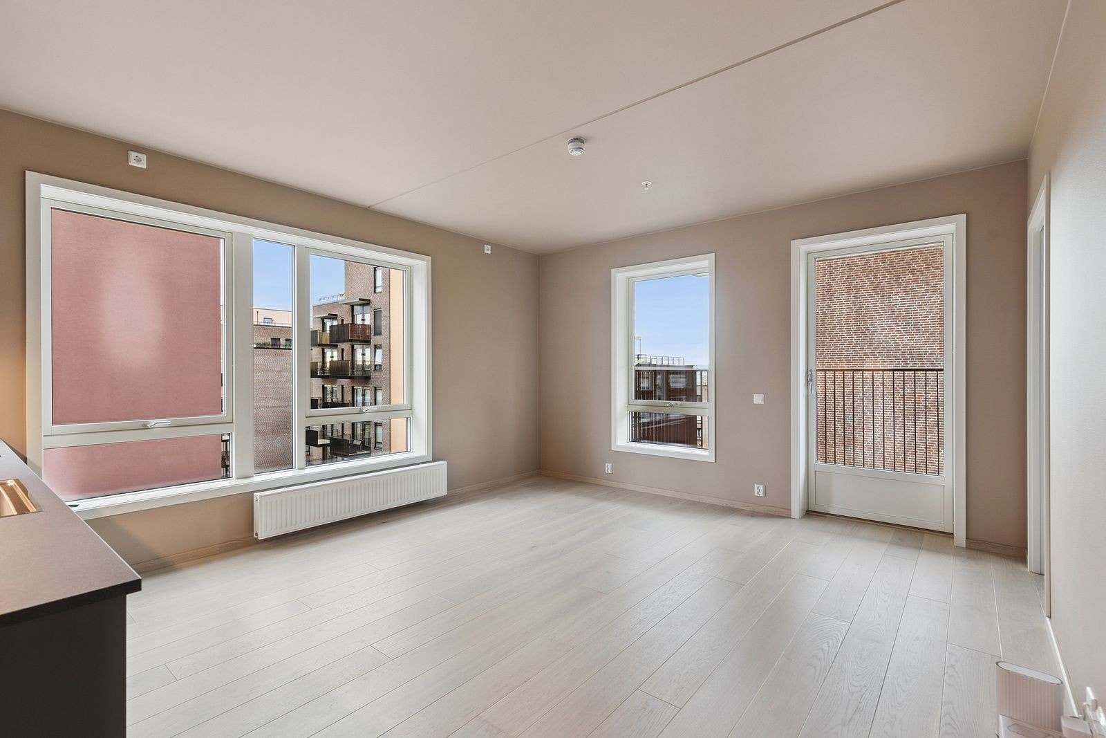 Stue med utgang til balkong. Solskjerming på sørvendte vinduer Galleribilde