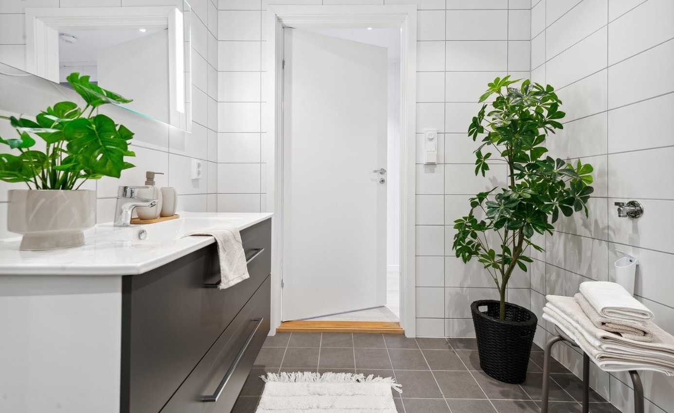 Plass til kommode og er opplegg til vaskemaskin her også. Galleribilde