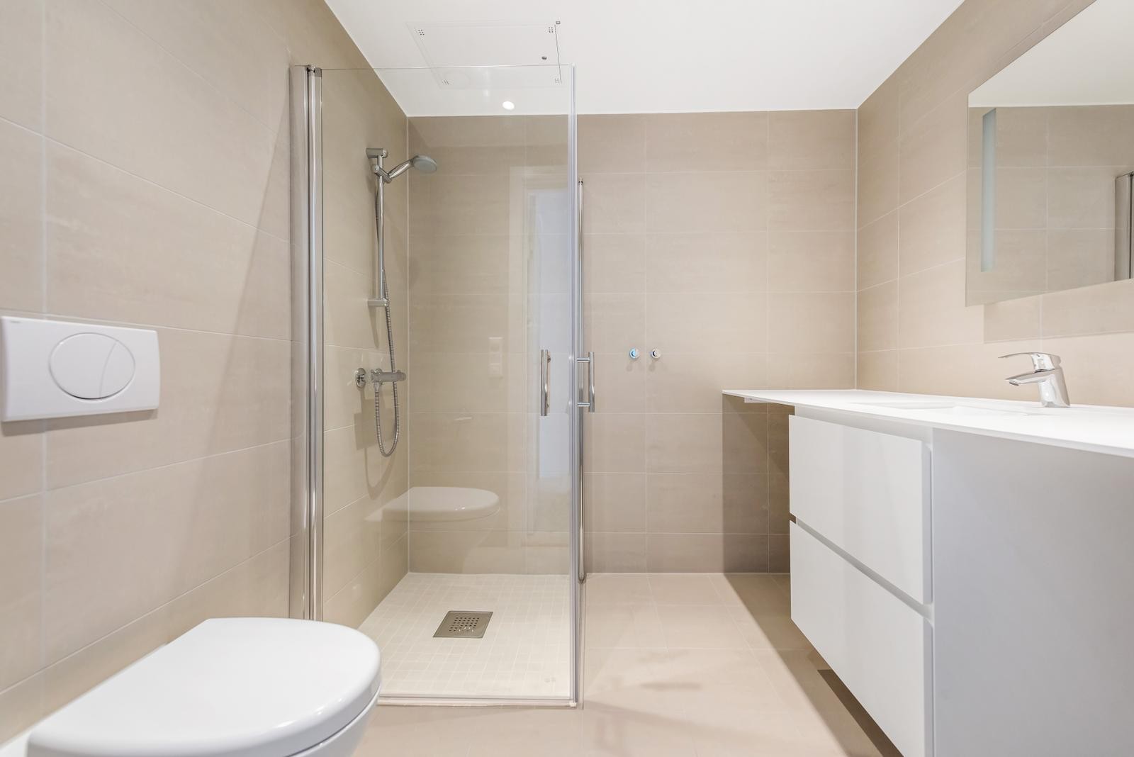 Flisbelagt og stilrent bad Galleribilde