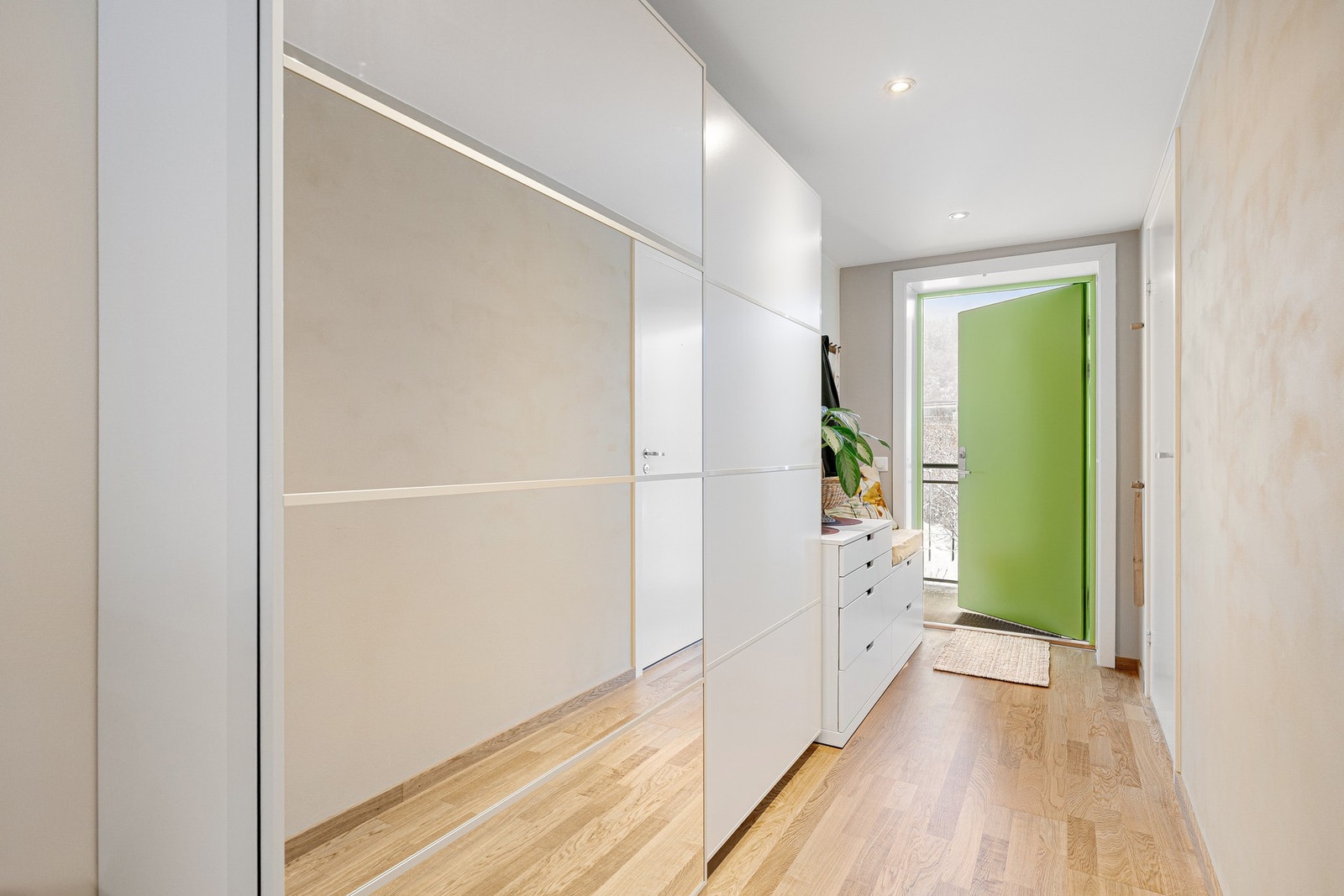 Lys og romslig entré. Galleribilde