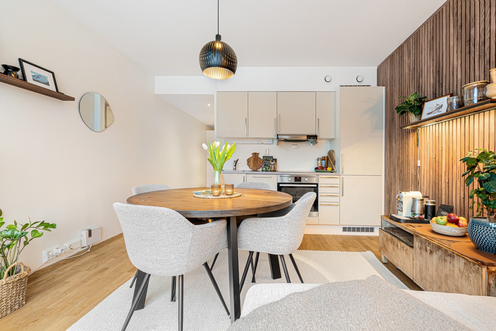 Åpen stue/kjøkken-løsning som er på 14 kvm med god plass til spisebord. Galleribilde