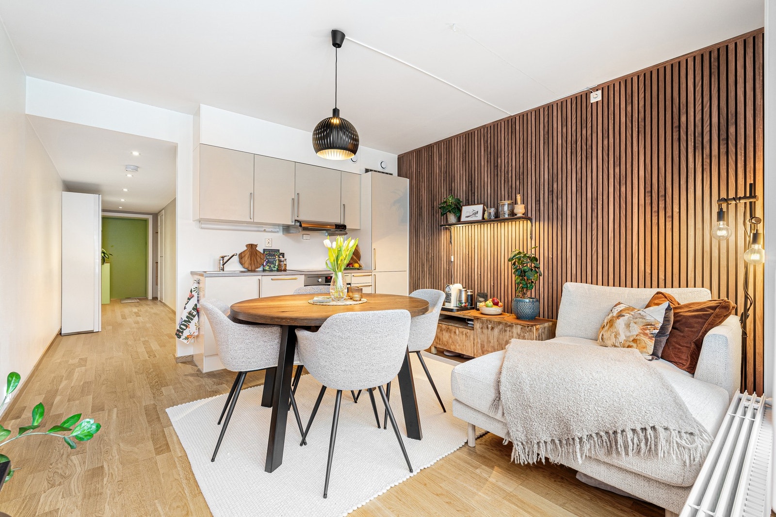 David Novosad v/ EiendomsMegler1 presenterer Anne Martha Kvams veg 9. Foto: Ekaterina Krokstad, Krokstad Nervik Galleribilde