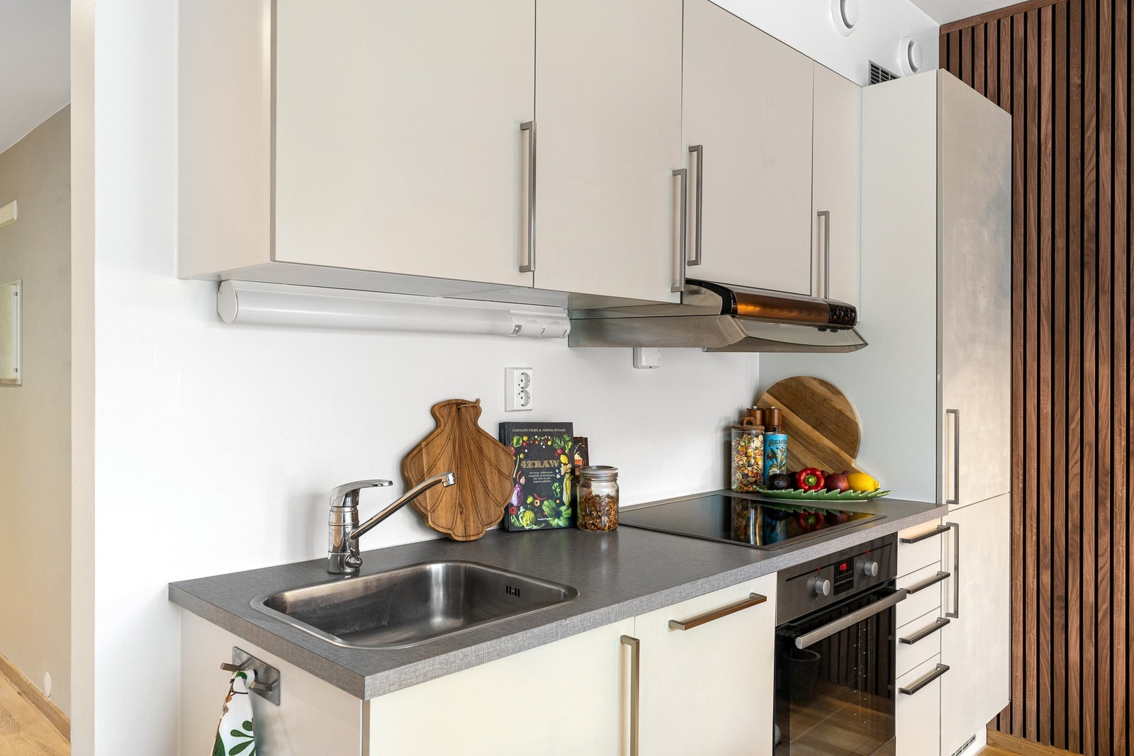 Kjøkkenet er utstyrt med bl.a. kjøleskap, fryseskap, komfyr, koketopp og oppvaskmaskin. Galleribilde