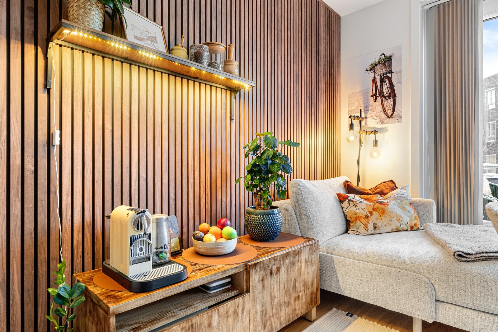 Leiligheten er oppgradert med tidsriktige spiler samt belysning i 2024. Galleribilde